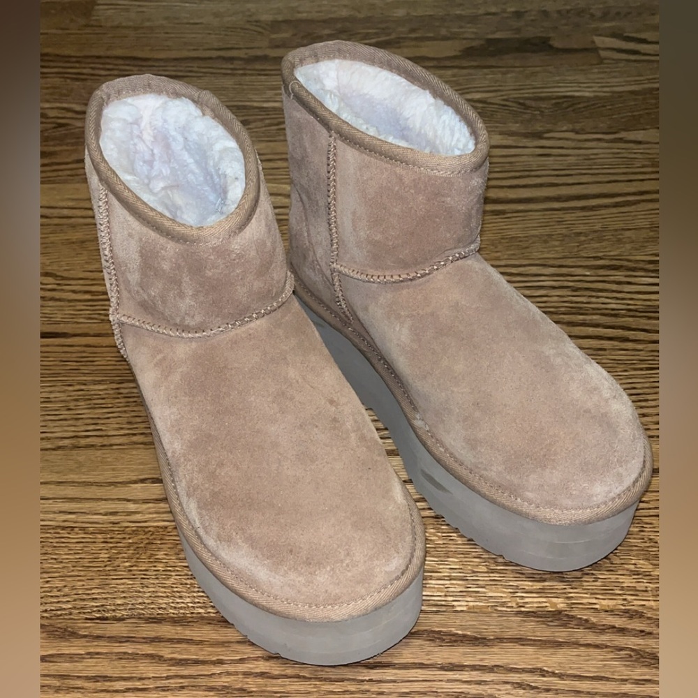 Women's Size 8 Tan Ugg Platform Boots